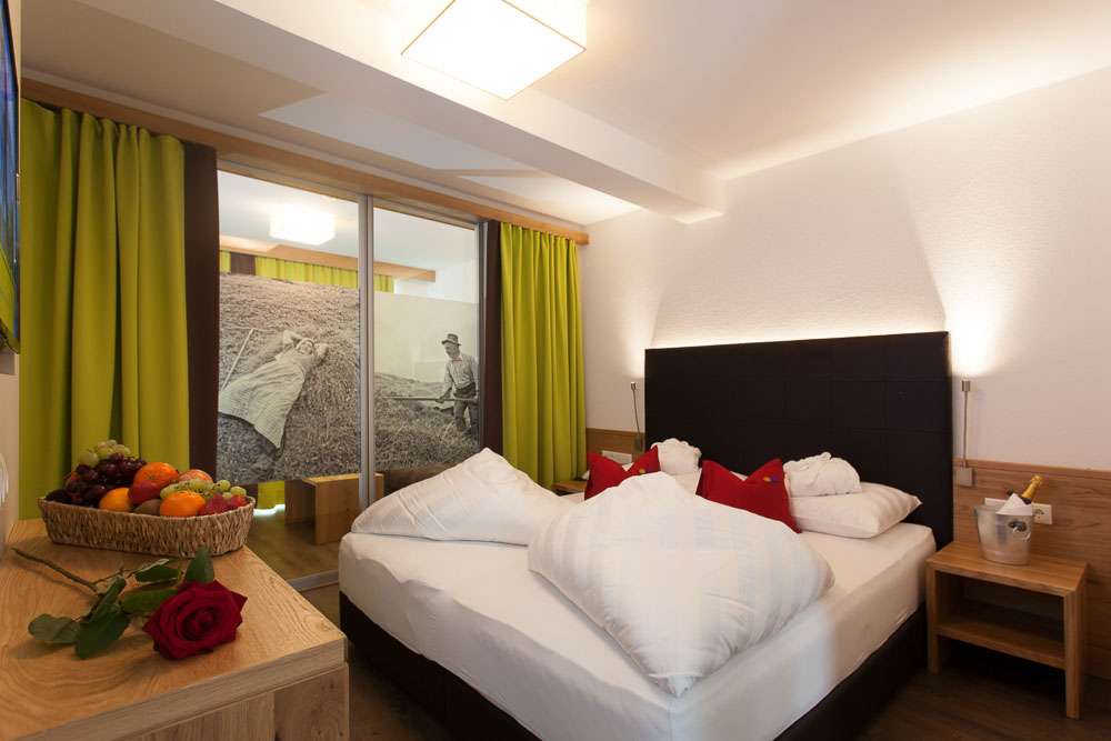 Doppelbettzimmer im Hotel Sonnleiten in Ladis im alpinen Stil