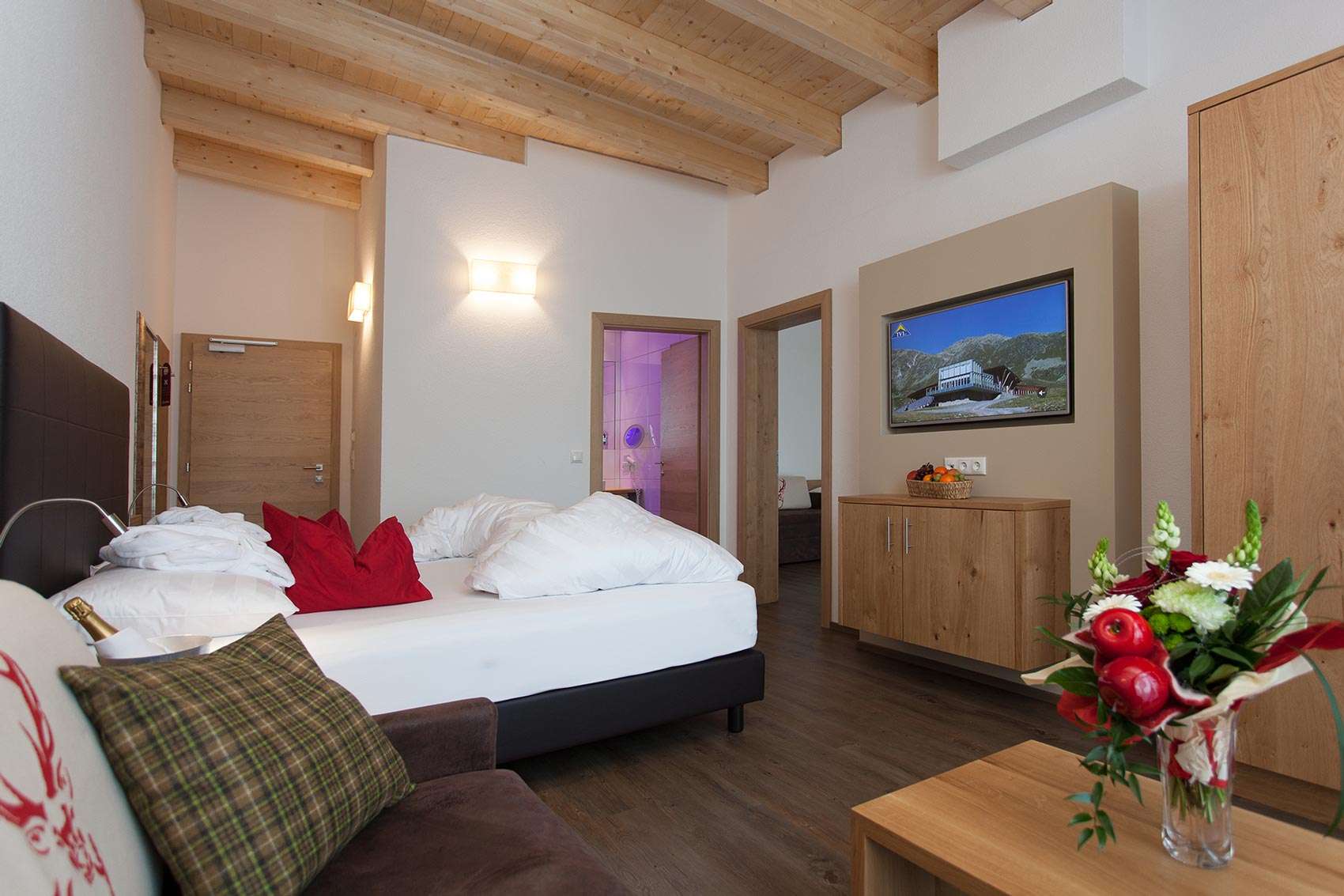 Gemütliches Doppelzimmer mit Möbeln in Eicheoptik im Hotel Sonnleiten in Ladis